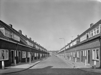 87190 Gezicht in de Aalbesstraat te Utrecht.N.B. De straatnaam Aalbesstraat is in 1976 gewijzigd in Wijnbesstraat.